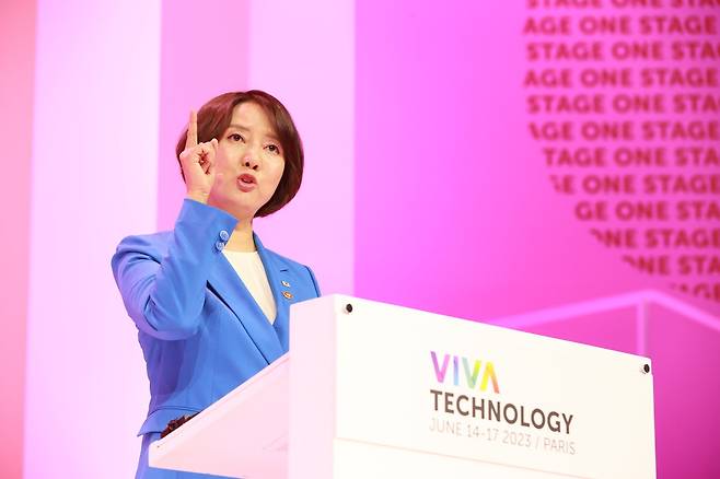 이영 중소벤처기업부 장관이 6월14일(현지시간) 프랑스 파리에서 열린 'VIVATECHNOLOGY 2023'오프닝 행사에 참석하여 기조연설을 하고 있다. ⓒ연합뉴스