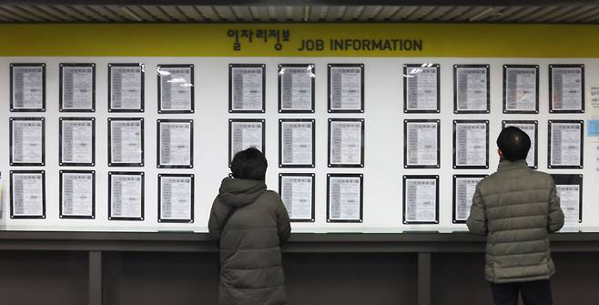 10일 고용노동부가 발표한 노동시장 동향에 따르면, 지난달 말 기준 고용보험 상시 가입자는 1518만3000명으로 작년 동월 대비 37만4000명(2.5%) 증가했다. ⓒ연합뉴스