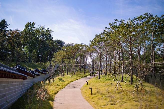 율곡로에는 고풍스런 돌담과 산책로가 조성돼 있다. 사진제공 | 서울관광재단