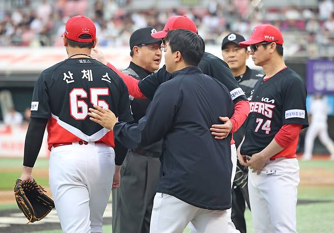KIA 마리오 산체스가 9일 수원 KT전에서 4회 이중 키킹 동작으로 상대 팀의 항의 끝에 심판진으로부터 주의를 받자 김종국 KIA 감독이 그라운드로 나와 심판과 이야기하고 있다. KIA 타이거즈 제공