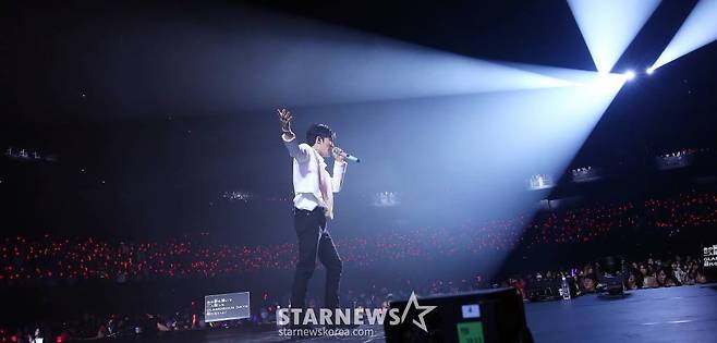 가수 겸 배우 김재중이 8일 오후 일본 요코하마 피아 아레나 MM에서 열린 스타뉴스 주최 '2023 Asia Artist Awards(2023 아시아 아티스트 어워즈, 이하 '2023 AAA') 비기닝 콘서트 '男神(남신)'에서 멋진 공연을 선보이고 있다.  '2023 AAA' 비기닝 콘서트 男神'에 참석한 5인의 남신들인 김재중, 김선호, 황민현, 이준영, 김영대는 2시간 30분 동안 환상적인 무대들을 선보였다. 2023.07.08 /사진=김창현 기자 chmt@