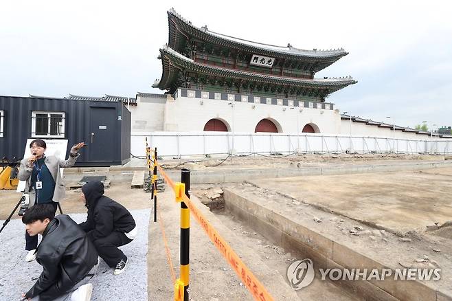 광화문 월대 규모와 변화 과정 공개 (서울=연합뉴스) 강민지 기자 = 25일 오전 문화재청이 광화문 월대 발굴조사에 대한 성과와 향후 복원 계획을 공개하고 있다. 월대는 궁궐의 중심 건물인 정전(正殿) 등 주요 건물에 설치한 넓은 대(臺)를 뜻한다. 2023.4.25 mjkang@yna.co.kr