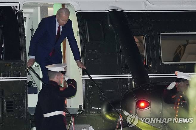 바이든 대통령이 주영 미 대사관저에 도착해 마린원에서 내리고 있다. [AP=연합뉴스]