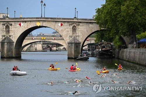 센 강서 2025년부터 수영 가능 (파리 AFP=연합뉴스) 9일(현지시간) 안 이달고 프랑스 파리 시장이 2025년부터 센 강 내 수영을 허용하겠다고 밝힌 뒤 시민들이 센 강에 들어가 수영하는 모습. 2023.07.09.