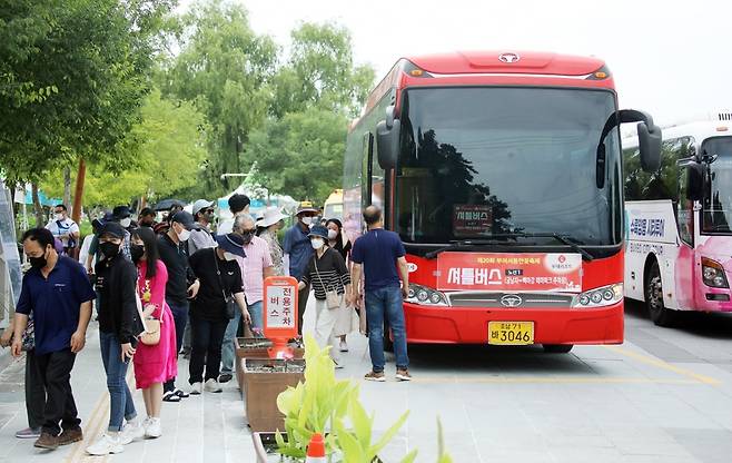 지난해 부여서동연꽃축제 기간 운행된 셔틀버스 [부여군 제공. 재판매 및 DB 금지]