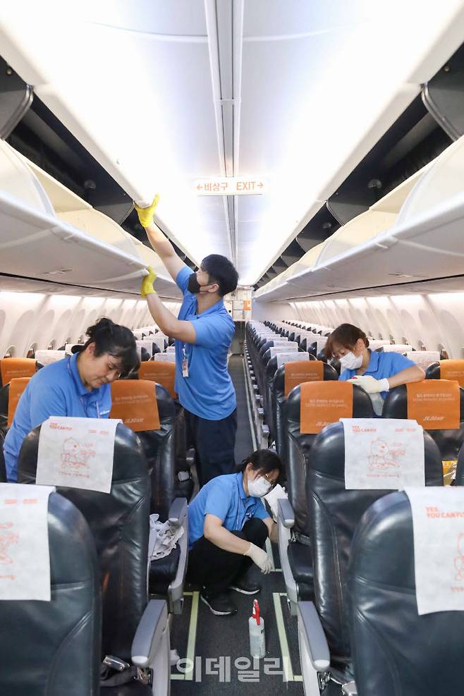 제주항공이 다가오는 하계 특별교통수송 기간을 맞아 인천공항에서 HL8336 항공기(B737-800)의 기내 세부 세척을 진행하고 있다.(사진=제주항공)