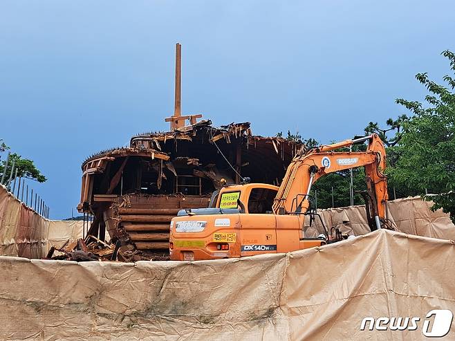 11일 경남 거제시 일운면 조선해양문화관 앞 광장에 전시된 임진란 거북선이 12년만에 철거되고 있다.2023.07.11 ⓒ News1 강미영 기자