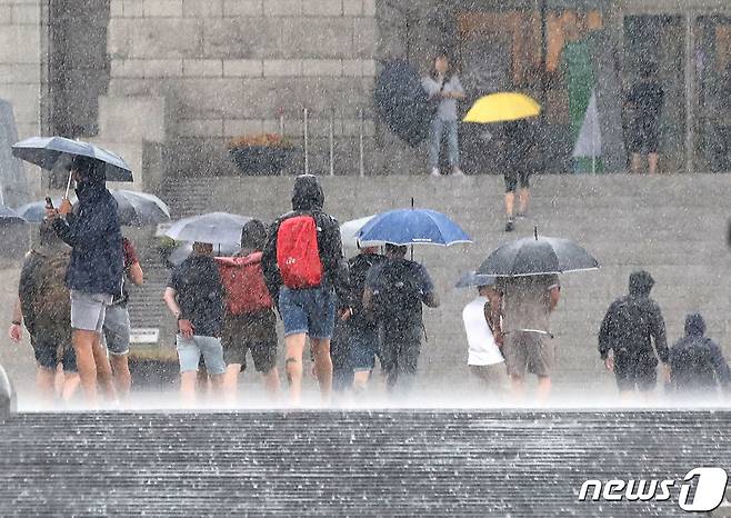 서울 등 수도권 지역에 호우특보가 내려진 11일 오전 서울 용산구 전쟁기념관에서 우산을 쓴 관광객들이 걸어가고 있다. 2023.7.11/뉴스1 ⓒ News1 구윤성 기자