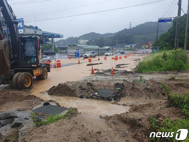 11일 오전 강원 원주지역에 호우특보가 발효된 가운데, 원주시 판부면 서곡리 원주천댐 이주단지 공사현장에서 토사가 유출, 인근 배수로가 막히는 사고가 발생해 한국수자원공사 원주천댐사업단이 정비에 나섰다. (독자 제공) 2023.7.11/뉴스1 신관호 기자 ⓒ News1 신관호 기자