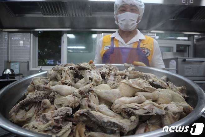 대한적십자사 상당지구협의회 소속 한정애씨(65)가 어르신들에게 제공될 삼계탕 재료를 준비하고 있다.2023.7.11.ⓒ 뉴스1 박건영 기자