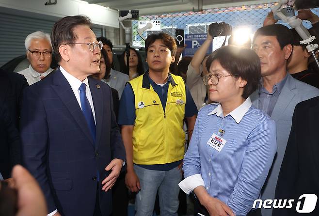 이재명 더불어민주당 대표가 11일 경기 하남시 코스트코코리아 하남점을 찾아 지난달 폭염으로 사망한 쇼핑카트 관리 노동자 사건 현장을 살펴보고 있다. (공동취재) 2023.7.11/뉴스1 ⓒ News1 임세영 기자