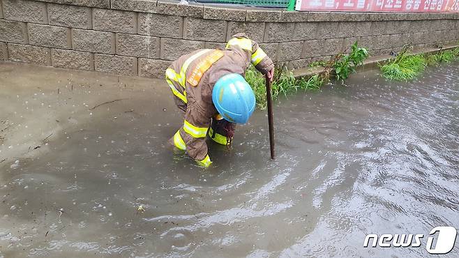 11일 오후 3시 59분께 인천 계양구 서운동 자동차전문학원 인근 도로가 침수됐다는 신고가 접수돼 소방대원들이 안전 점검을 하고 있다. (인천소방본부 제공) 2023.7.11/뉴스1 ⓒ News1 박아론 기자