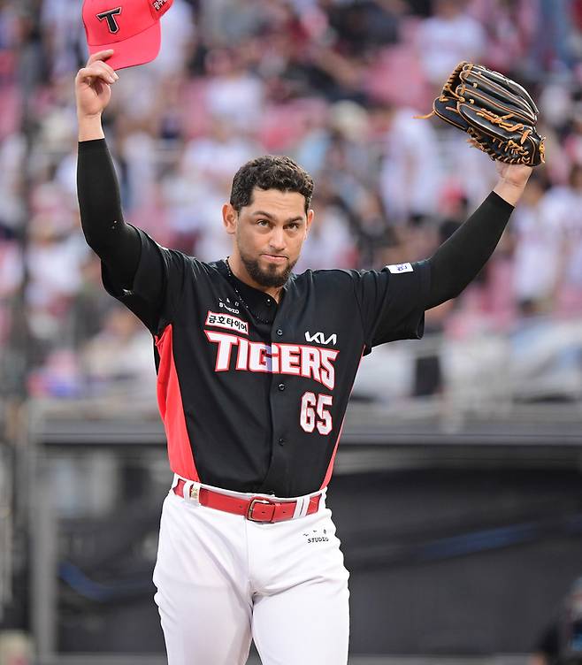 KIA 새 외국인 투수 마리오 산체스가 9일 수원KT위즈파크에서 열린 2023 KBO리그 KT전에서 피칭을 마친 후 모자를 벗어 팬들에게 인사하고 있다. 사진제공 | KIA 타이거즈