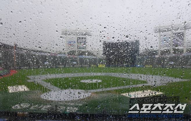 11일 한화-LG전을 앞두고 비가 쏟아지는 잠실야구장. 점실=최문영 기자deer@sportschosun.com