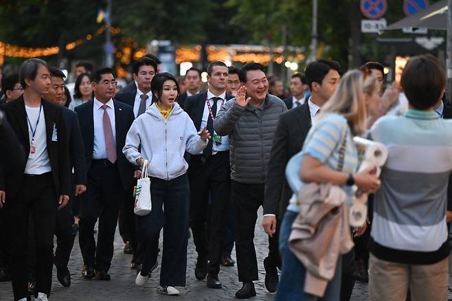 북대서양조약기구(NATO·나토) 정상회의 참석차 리투아니아를 방문 중인 윤석열 대통령과 김건희 여사가 10일(현지시간) 빌뉴스 구시가지를 산책하던 중 식당 야외 자리에서 식사 중인 피트 리케츠 미국 상원의원과 인사하고 있다. /연합뉴스