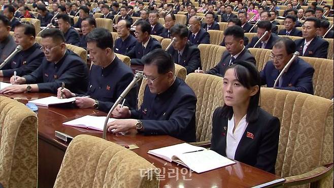 김여정 노동당 부부장(앞줄 맨 오른쪽)이 김정은 국무위원장의 시정연설을 경청하고 있는 모습(자료사진) ⓒ조선중앙TV/뉴시스