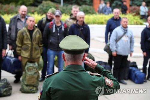 우크라 전장에 끌려가는 러시아 예비군[로이터 연합뉴스 자료사진]