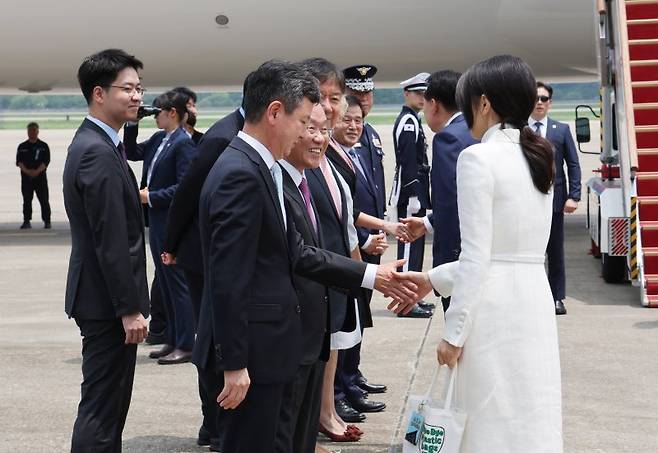 윤석열 대통령과 함께 리투아니아에서 열리는 북대서양조약기구(NATO.나토) 정상회의 참석과 폴란드 방문에 나서는 김건희 여사가 10일 성남 서울공항에 도착, 환송객들과 인사하고 있다. 김 여사는 이날 바이바이 플라스틱 백((Bye Bye Plastic bags)이라는 문구가 적힌 에코백에 힙 코리아(HIP KOREA)라고 적힌 키링(열쇠고리)을 매달았다. 사진=연합뉴스