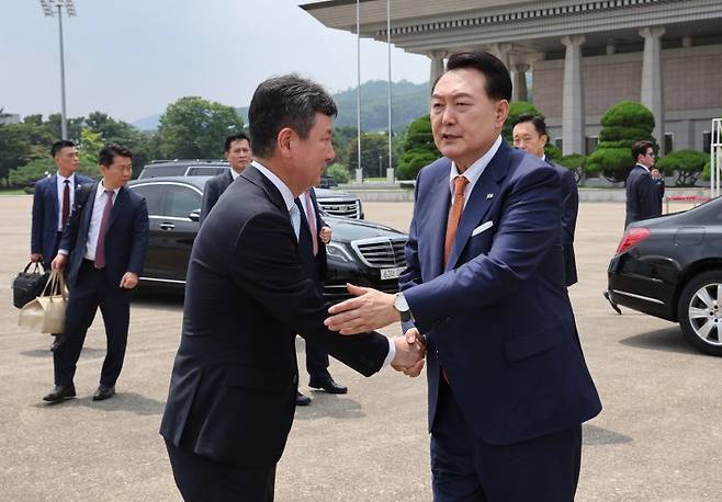 윤석열 대통령이 리투아니아에서 열리는 북대서양조약기구(NATO.나토) 정상회의 참석과 폴란드 방문을 위해 10일 성남 서울공항에 도착, 출국 전 환송 나온 한창섭 행정안전부 1차관과 인사하고 있다. 사진=연합뉴스