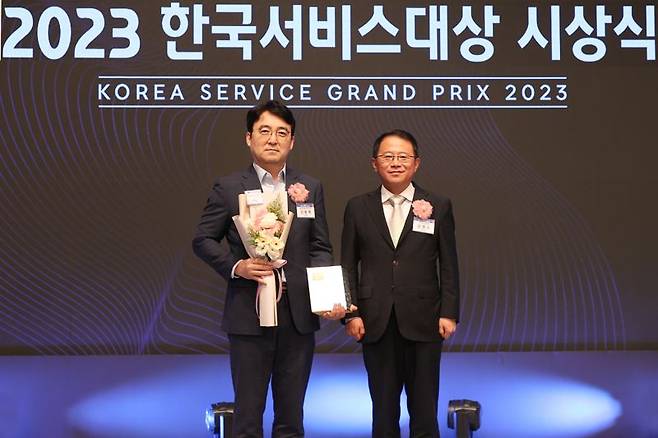 지난 7일 소공동 롯데호텔에서 열린 '2023 한국서비스 대상' 시상식에서 신동혁 대우건설 상무(왼쪽)가 강명수 한국표준협회 회장과 기념촬영을 하고 있다. 대우건설 제공