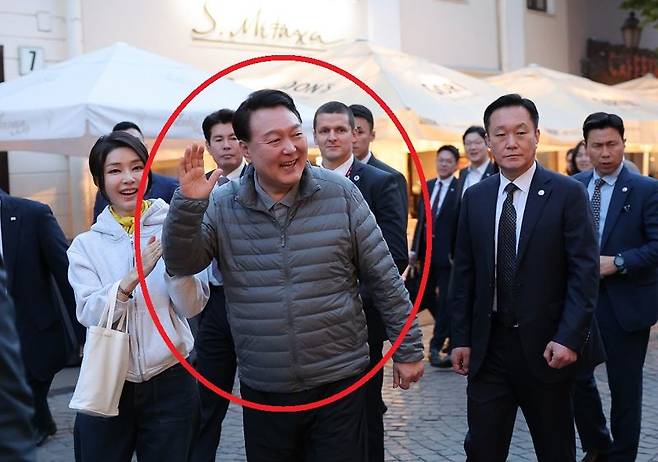 리투아니아 빌뉴스 구시가지를 산책하는 윤석열 대통령. 윤 대통령이 회색 경량 패딩을 입고 있는 모습이 포착됐다. /사진=연합화상