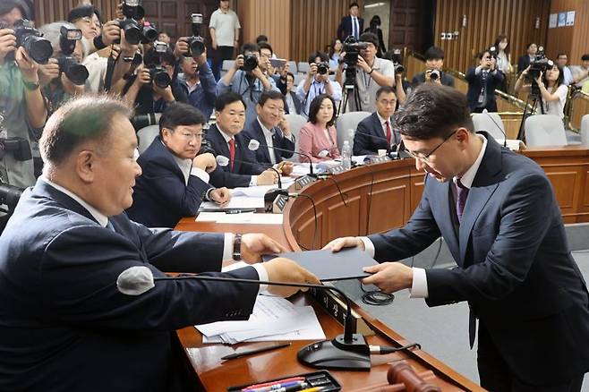 권영준 대법관 후보자가 11일 국회에서 열린 인사청문회에서 선서한 뒤 이상민 인사청문특별위원회 위원장에게 선서문을 전달하고 있다. 사진=서동일 기자