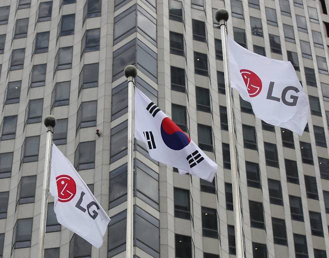 [서울=뉴시스] 조수정 기자 = 서울 여의도 LG전자 본사의 LG 사기. 2023.07.07. chocrystal@newsis.com /사진=뉴시스