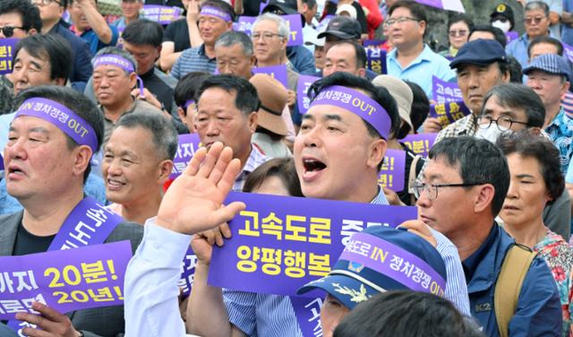 서울-양평 고속도로 재개 범대위가 10일 경기 양평군청 앞에서 고속도로 건설사업 재개를 촉구하고 있다. 뉴시스