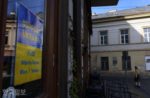나토 정상회의가 열리는 리투아니아 빌뉴스 시내에 우크라이나 국기가 걸려 있다. 빌뉴스=서재훈 기자