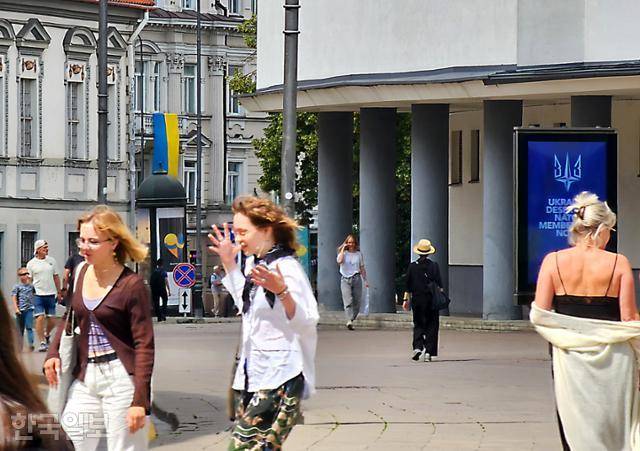 11일 나토 정상회의가 열리는 리투아니아 빌뉴스 시내의 대통령궁을 비롯한 주택가에 우크라이나 국기가 걸려 있다. 빌뉴스=서재훈 기자