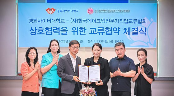 경희사이버대학교 박상현 부총장(왼쪽에서 세 번째)과 (사)한국메이크업전문가 직업교류 협회 안미려 회장(오른쪽에서 세 번째)은 지난 7일 네오르네상스관에서 전문 뷰티 인력 양성을 위한 업무 협약을 약속했다.