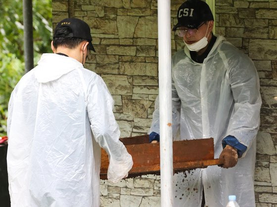 11일 오후 전남 광양시 한 마을 인근 야산 기슭에서 전남경찰청 관계자들이 생후 이틀만에 암매장 된 영아 사체를 찾기 위해 발굴조사를 진행하고 있다. 프리랜서 장정필