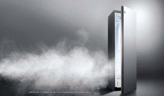 LG전자에 따르면 LG스타일러의 문을 45도 이상 열어 두고 ‘실내 제습’ 코스를 돌리면 최대 10리터의 제습이 가능하다. 사진은 LG 스타일러. LG전자 제공