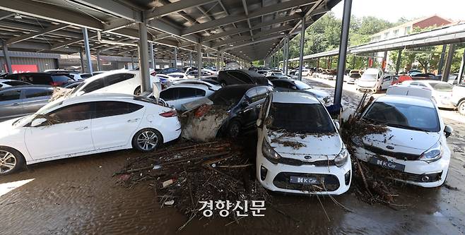 지난해 9월 태풍 ‘힌남노’가 지나간 후 경북 포항시 남구의 중고차매매단지에 침수차량들이 주차되어 있다.  권도현 기자