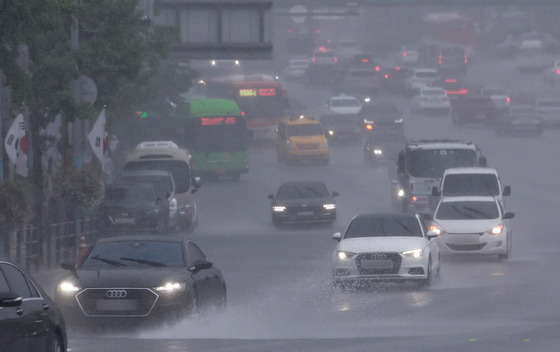 Traffic on the road near the Hannam Bridge in Seoul on Tuesday afternoon when torrential rain hit Seoul and its surrounding areas. [YONHAP]