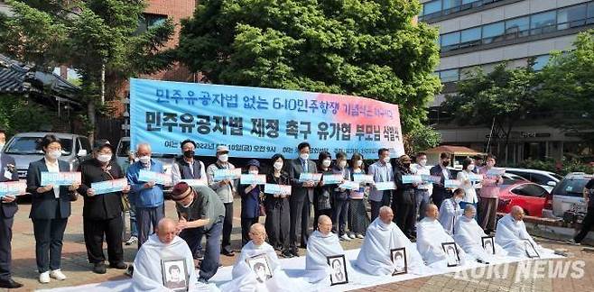 지난해 6월 10일 서울 중구 대한성공회 서울주교좌성당에서 열린 제35회 6·10 민주항쟁 기념식에 앞서 유족들이 ‘민주유공자법’ 제정을 촉구하는 삭발식을 진행한 모습.   사진=황인성 기자