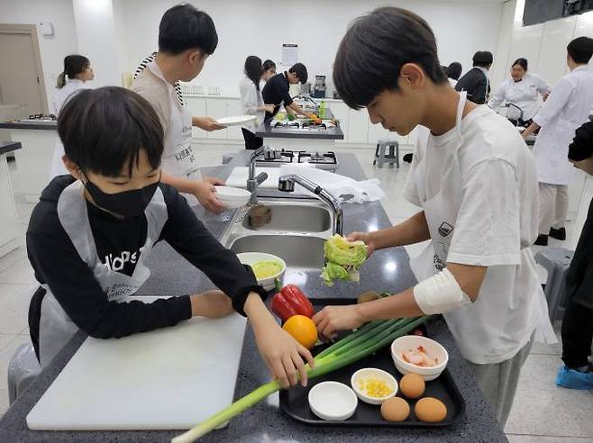 지난해 대구과학대 식품영양조리학부 ‘조리·제과제빵 관련 직업 체험’에 참여한 학생들의 모습. (대구과학대 제공) 2023.07.11