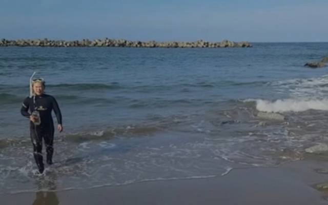 잠수복을 입은 가수 리아가 일본 후쿠시마 제1원전 앞바다에서 바닷물을 채취하고 있다. 리아 유튜브 캡처