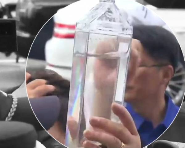 가수 리아를 비롯한 촛불연대 회원들이 8일 서울 종로구 일본대사관에서 경찰과 대치하고 있다. 촛불연대는 직접 공수한 일본 후쿠시마 바닷물(흰색 원)을 대사관 측에 전달하려 했지만 경찰에 제지당했다. 리아 인스타그램 캡처