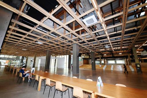 전시공간, 라운지, 휴식공간 등이 마련된 111CM 내부. 수원특례시 제공