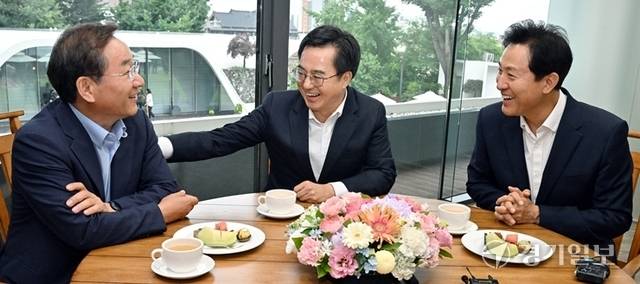 김동연 경기도지사(가운데), 유정복 인천시장(왼쪽), 오세훈 서울시장이 11일 오후 수원특례시 팔달구 도담소에서 ‘수도권 공동생활권 협력을 위한 경기·인천·서울 업무협약식’을 마친 뒤 차담을 하고 있다. 조주현기자