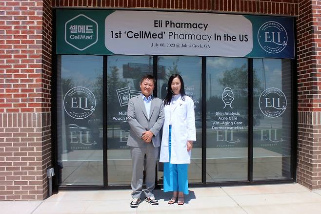 셀메드 1호점 Eli Pharmacy 앞에 선 JBKLAB 장봉근 대표(좌측)와 제니퍼 홍 대표약사/사진제공=제이비케이랩