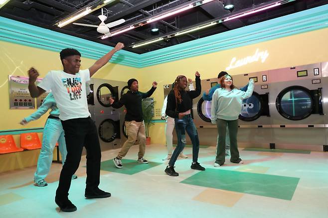 한국관광공사 서울센터에 있는 하이커그라운드에서 미국 학생들이 K-팝 커버 댄스를 추고 있다.