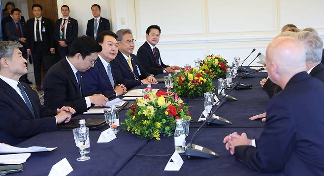 북대서양조약기구(NATO·나토) 정상회의 참석차 리투아니아를 방문한 윤석열 대통령이 11일(현지시간) 빌뉴스 한 호텔에서 미국 상원의원들을 접견하고 있다. [연합]