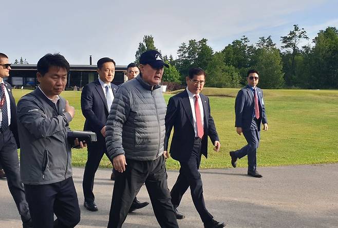 북대서양조약기구(NATO·나토) 정상회의 참석을 앞두고 윤석열 대통령이 11일(현지시간) 아침 빌뉴스 숙소 호텔 주변에서 천안함의 정식 명칭인 'PCC-772' 문구가 적힌 모자를 쓰고 산책하며 양자 회담 등의 일정을 구상하고 있다. [연합]