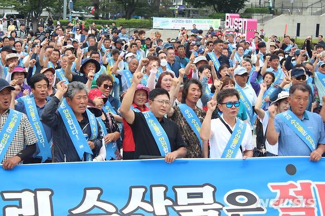 [부산=뉴시스] 원동화 기자 = 10일 오전 부산 동구 부산역 광장에서 한국연안어업인중앙연합회가 '우리 수산물 소비촉진 어민 호소대회'를 진행하고 있다. 2023.07.10. dhwon@newsis.com