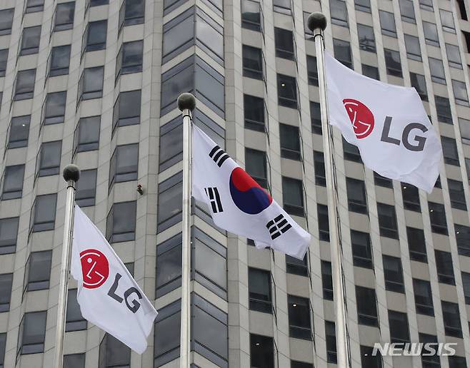 [서울=뉴시스] 조수정 기자 = 서울 여의도 LG전자 본사의 LG 사기. 2023.07.07. chocrystal@newsis.com