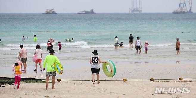 [제주=뉴시스] 우장호 기자 = 제주지역에 올해 첫 폭염경보가 내려진 11일 오전 제주 협재해수욕장을 찾은 피서객들이 물놀이를 하며 더위를 식히고 있다. 폭염경보는 최고 체감온도가 35도 이상인 상태가 이틀 이상 계속될 것으로 예상될 때 내려진다. 2023.07.11. woo1223@newsis.com