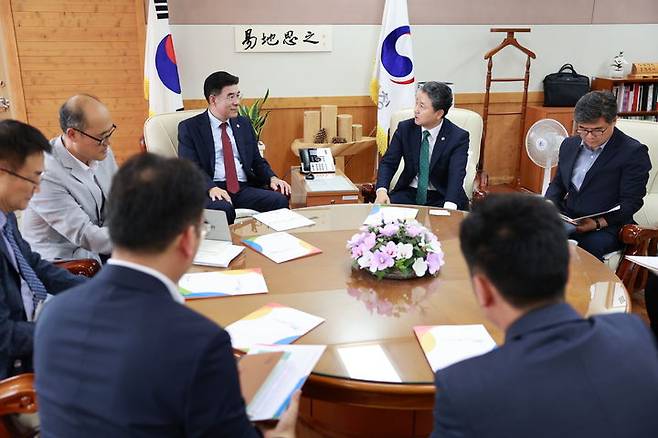 이응우 계룡시장이 10일 남성현 산림청장을 만나 산림 관련 주요 현안사업에 대해 설명하고 있다. 2023. 07. 11 계룡시 *재판매 및 DB 금지