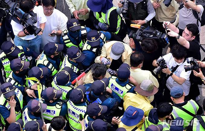 [대구=뉴시스] 이무열 기자 = 17일 오전 대구 중구 대중교통전용지구에서 열린 제15회 대구퀴어문화축제 행정대집행 현장에서 경찰과 공무원들이 충돌하고 있다. 2023.06.17. lmy@newsis.com